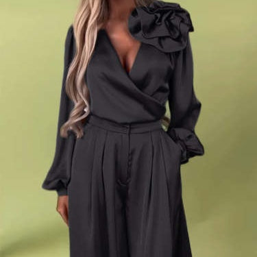Ludovica™ | ELEGANT JUMPSUIT WITH FLOWER DETAIL